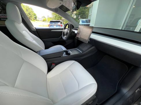 Used 2024 Tesla Model Y Long Range AWD/4WD image 8