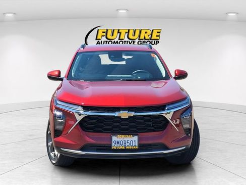 Used 2024 Chevrolet Trax LT w/ Driver Confidence Package FWD image 2