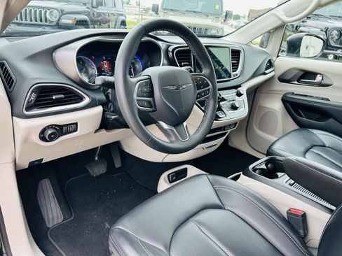 Used 2023 Chrysler Pacifica Touring-L FWD image 14
