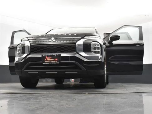 Used 2024 Mitsubishi Outlander ES image 11