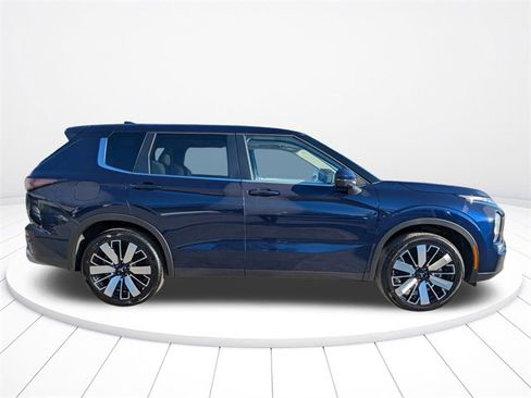 New 2025 Mitsubishi Outlander SE image 3