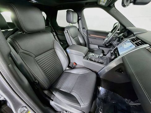 Used 2025 Land Rover Discovery Dynamic SE AWD/4WD image 31
