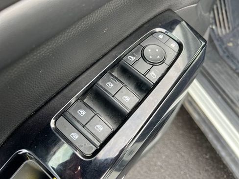 Used 2022 Nissan Pathfinder SV image 12