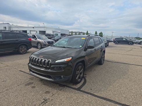 Used 2017 Jeep Cherokee Latitude w/ Comfort/Convenience Group AWD/4WD image 1