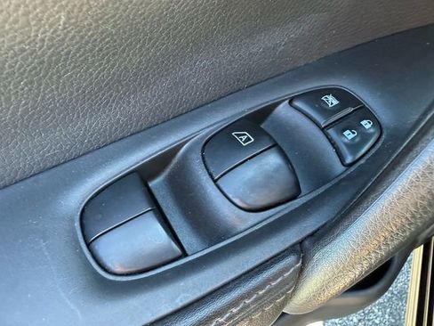 Used 2021 Nissan Rogue Sport S image 35