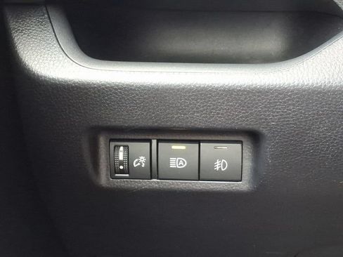 Used 2019 Toyota RAV4 LE FWD image 23