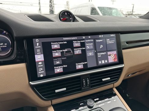 Used 2020 Porsche Cayenne AWD/4WD image 5