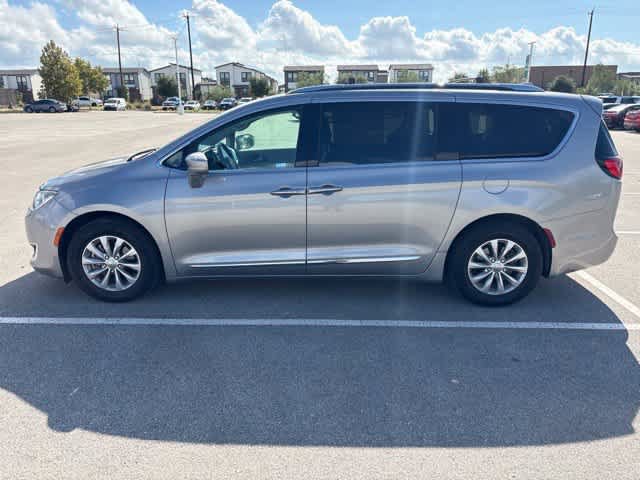 Used 2018 Chrysler Pacifica Touring-L w/ Premium Audio Group FWD image 2