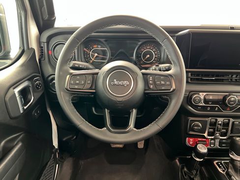 Used 2025 Jeep Wrangler Unlimited Rubicon AWD/4WD image 13
