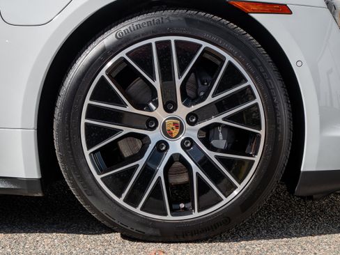 Used 2022 Porsche Taycan image 16