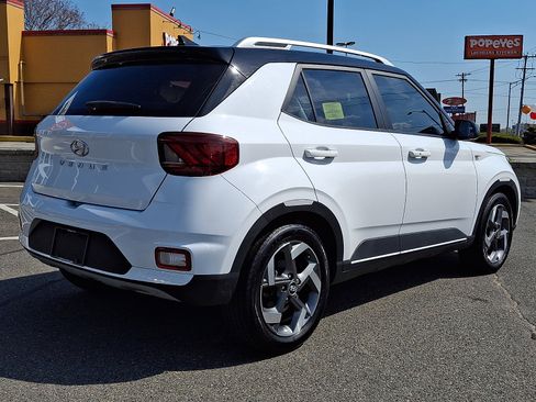 Used 2022 Hyundai Venue Limited w/ Cargo Package FWD image 6