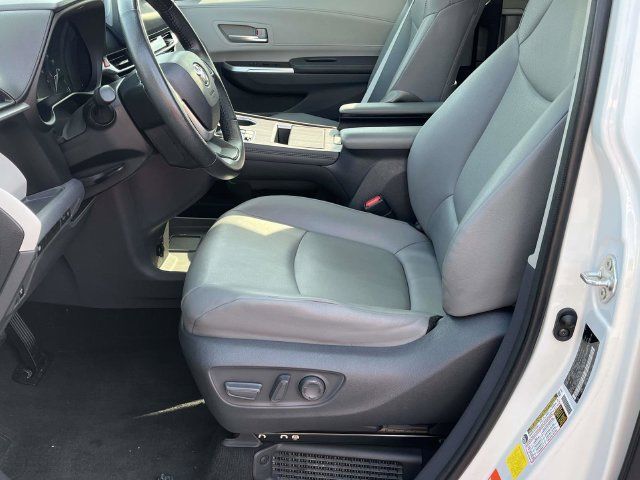 Used 2021 Toyota Sienna XLE FWD image 13