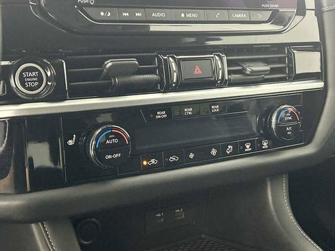 Used 2022 Nissan Pathfinder SV image 16