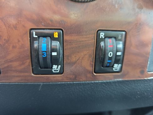 Used 2013 Toyota Tundra Limited AWD/4WD image 23