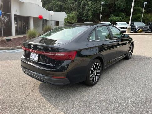 Used 2025 Volkswagen Jetta SE FWD image 3