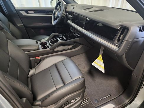 Used 2025 Porsche Cayenne image 23