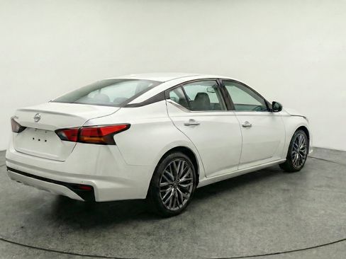 Used 2025 Nissan Altima 2.5 SV FWD image 9