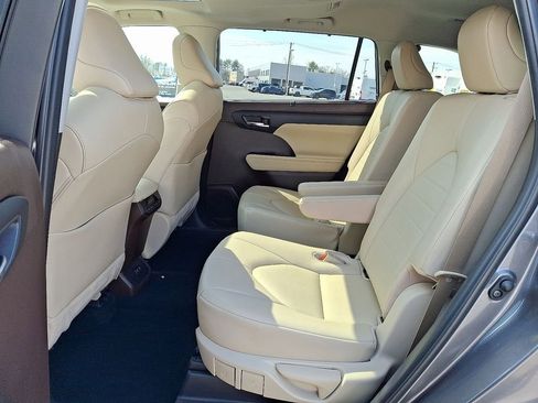Used 2021 Toyota Highlander XLE image 11