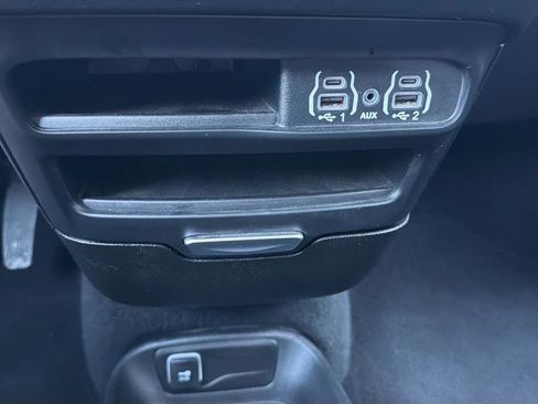 Used 2025 Chrysler Pacifica Select image 28