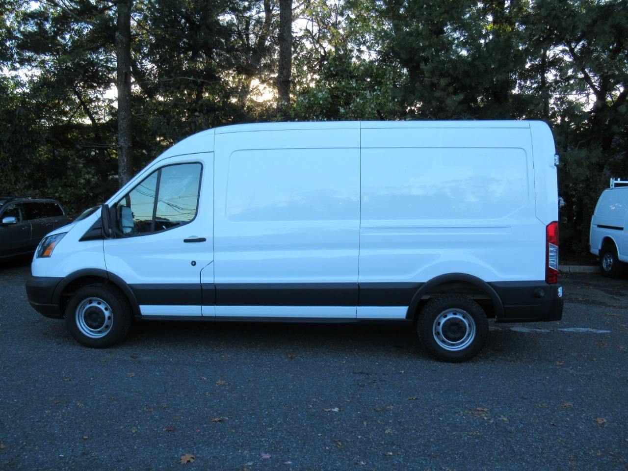 Used 2018 Ford Transit 250 148 Medium Roof RWD image 3