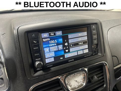 Used 2014 Chrysler Town & Country Touring FWD image 7