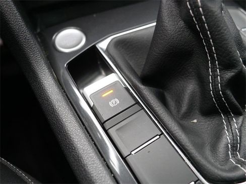 Used 2022 Volkswagen Tiguan SEL R-Line image 33