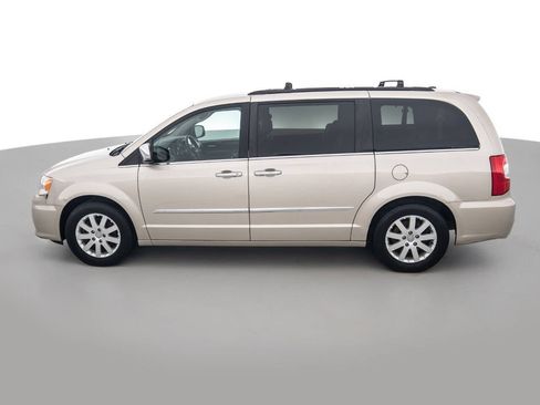 Used 2012 Chrysler Town & Country Touring-L w/ Entertainment Group #2 image 8