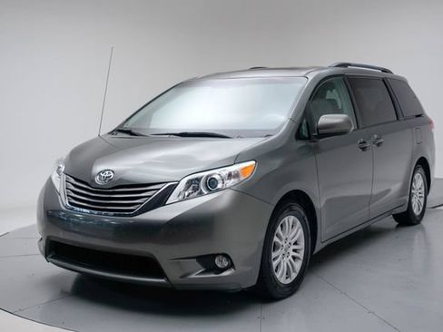 Used 2014 Toyota Sienna XLE FWD image 1