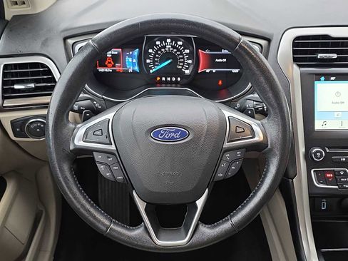 Used 2017 Ford Fusion SE w/ Fusion SE Technology Package image 19