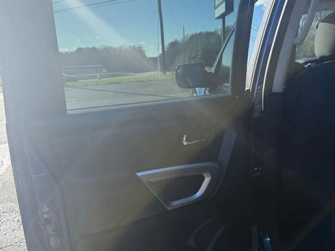Used 2017 Nissan Titan SV image 35