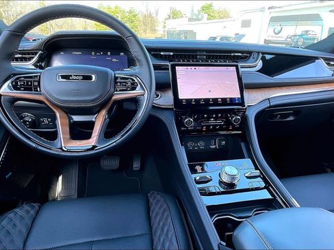 Used 2025 Jeep Grand Cherokee Summit w/ Obsidian Package image 15