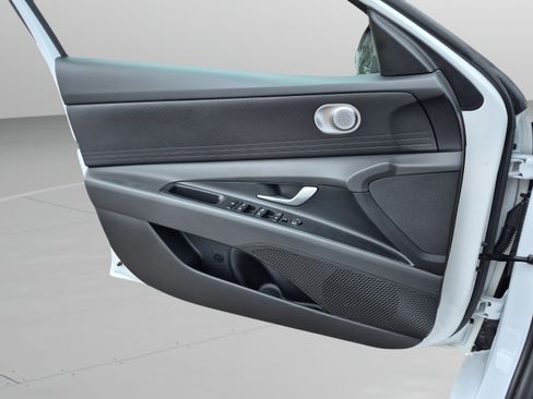 Used 2025 Hyundai Elantra SE FWD image 21