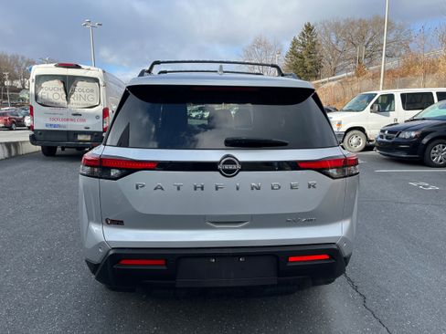 Used 2022 Nissan Pathfinder SV image 5