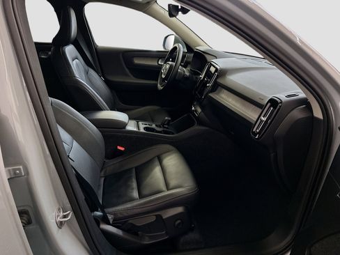 Used 2025 Volvo XC40 B5 Core image 33