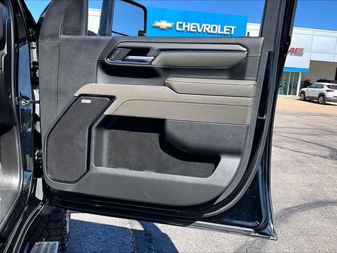 Used 2024 Chevrolet Silverado 2500 ZR2 w/ Technology Package AWD/4WD image 18