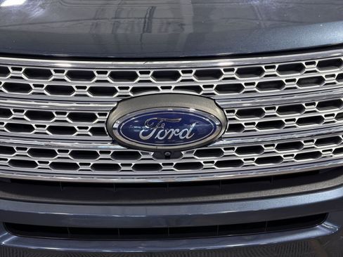 Used 2022 Ford Explorer Limited w/ Equipment Group 301A RWD image 11