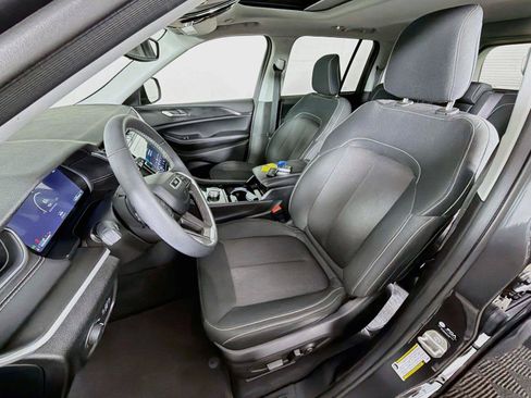 Used 2023 Jeep Grand Cherokee Laredo w/ Luxury Tech Group I AWD/4WD image 2