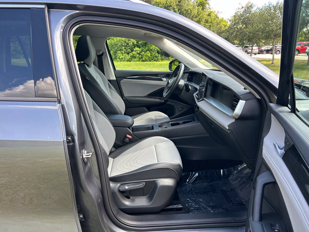 Certified 2025 Volkswagen Tiguan SE w/ Panoramic Sunroof Package AWD/4WD image 42