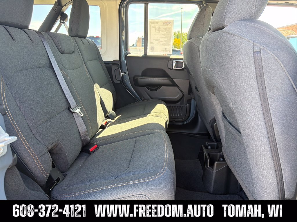 Used 2026 Jeep Wrangler Unlimited Sahara AWD/4WD image 34