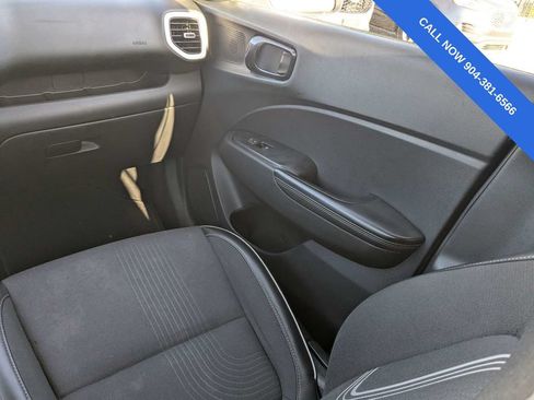 Used 2023 Hyundai Venue Limited FWD image 17