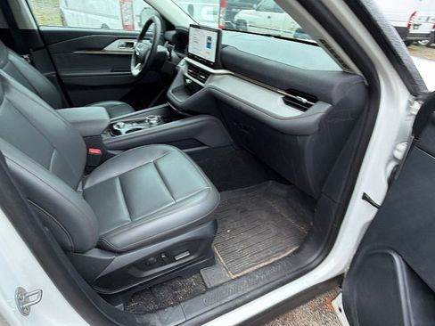 Used 2025 Ford Explorer Active w/ Active Comfort Package RWD image 19