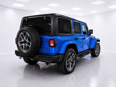 Used 2024 Jeep Wrangler Unlimited w/ Convenience Group AWD/4WD image 5