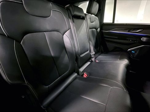 Used 2024 Jeep Grand Cherokee Overland w/ Luxury Tech Group IV image 37