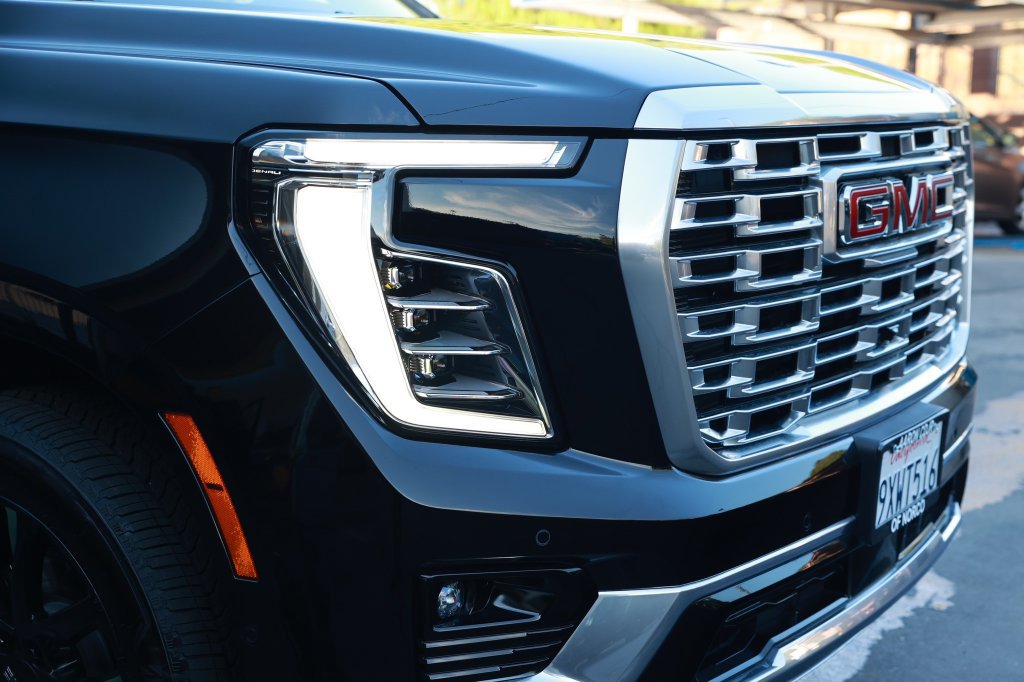 Used 2026 GMC Yukon Denali w/ Sun & Power Step Package AWD/4WD image 9