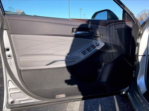 Used 2019 Toyota Avalon Limited image 19