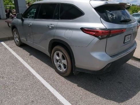Used 2022 Toyota Highlander LE AWD/4WD image 9