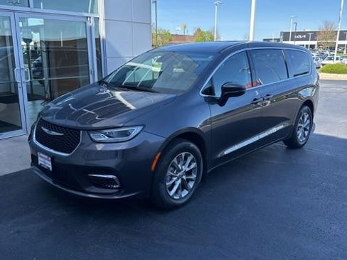 Used 2023 Chrysler Pacifica Touring-L image 2