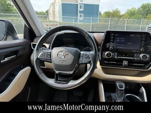 Used 2021 Toyota Highlander XLE AWD/4WD image 16