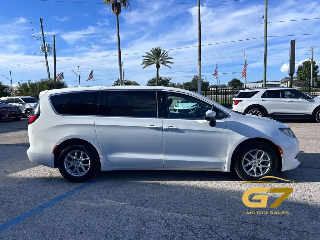 Used 2017 Chrysler Pacifica Touring FWD image 4