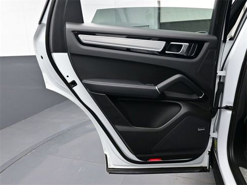 Used 2023 Porsche Cayenne S Platinum image 13